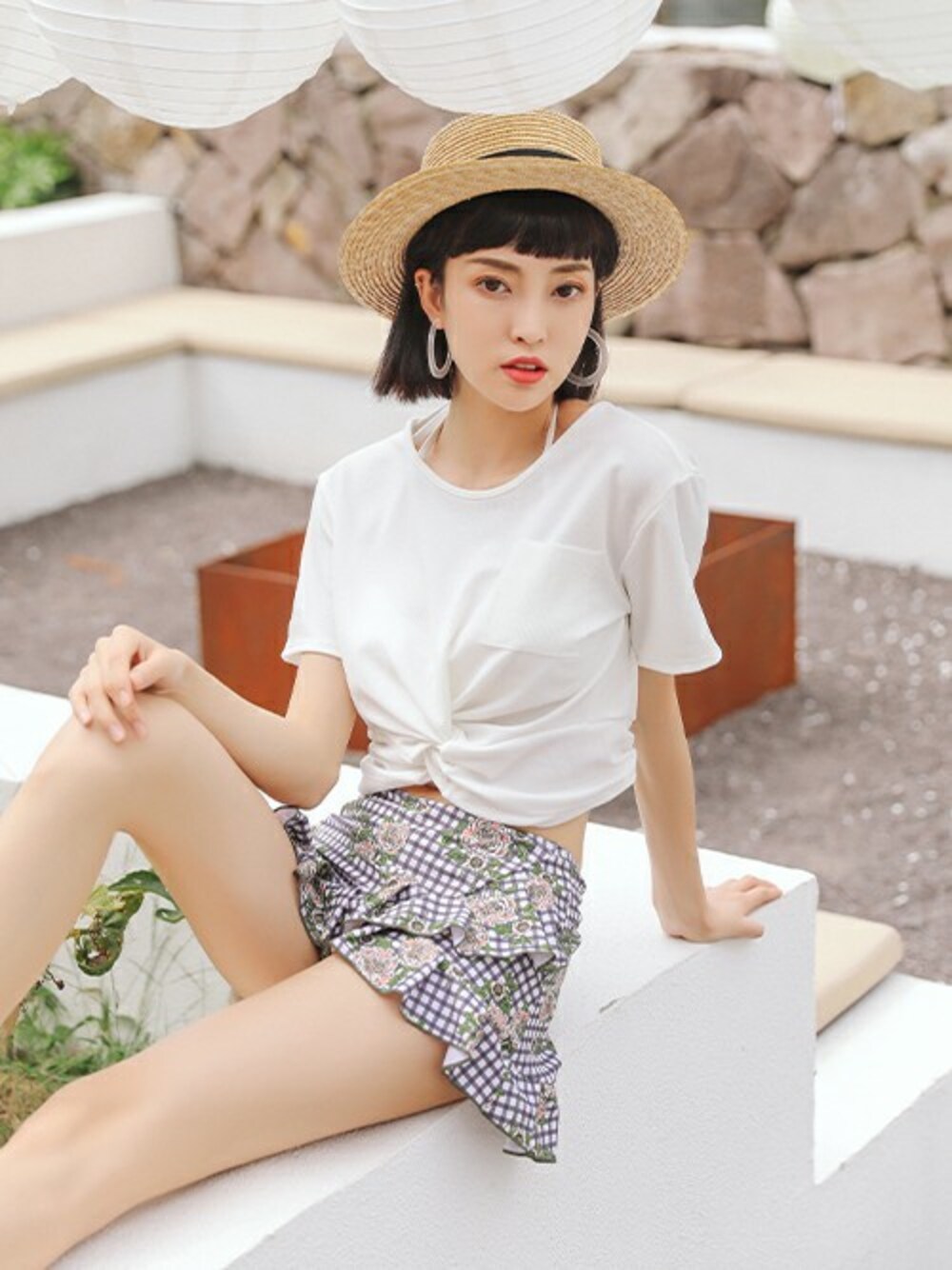 ホワイト系の水着を着用したレディースの春コーディネートの1枚目の写真