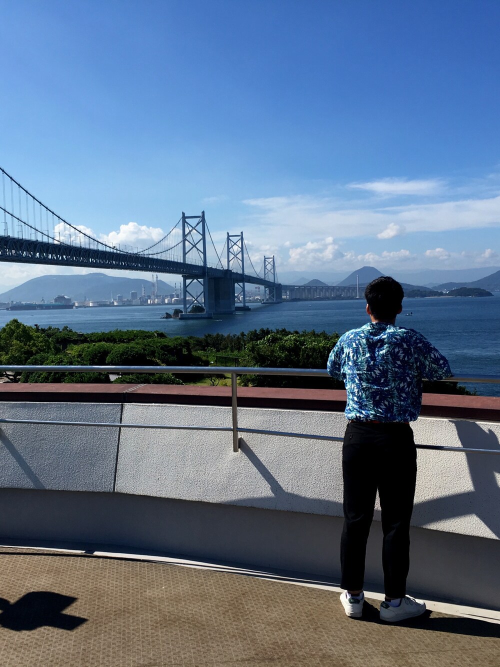「瀬戸大橋、お洒落さんとつながりたい、柄シャツ」｜「RAGEBLUEの柄オープンカラーシャツ/795308（シャツ/ブラウス、ブルー系）」を使った、ひらのぉさん（メンズ・173cm）の夏コーディネートの1枚目の写真