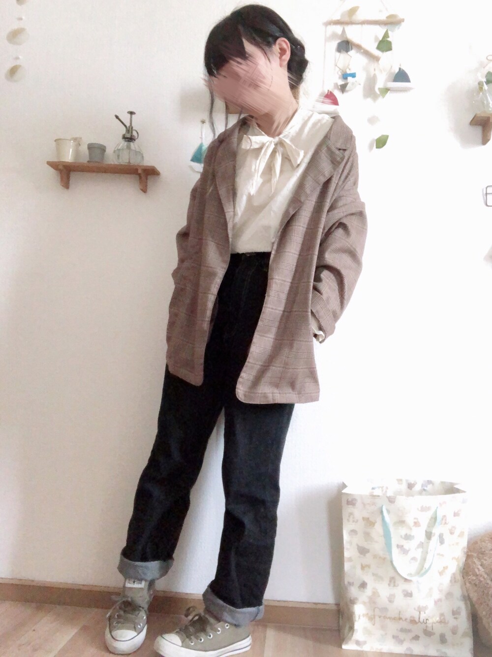 ブラック系のデニムパンツ、ベージュ系のシャツ/ブラウス、ブラウン系のジャケット/アウターを着用したレディースの秋コーディネートの1枚目の写真