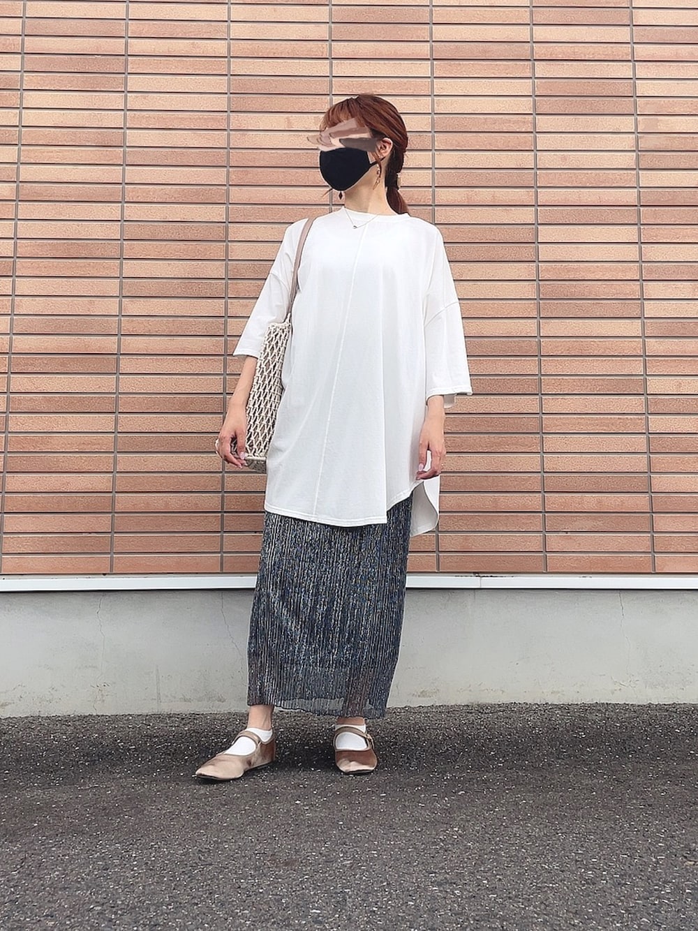 「大人カジュアル、白Tシャツ、タイトスカート、カンフーシューズ、低身長、低身長コーデ」｜「LAKOLEのシルキードライフレアラインチュニック / 944827（チュニック、ホワイト系）」を使った、ちろさん（レディース・152cm）の夏コーディネートの1枚目の写真
