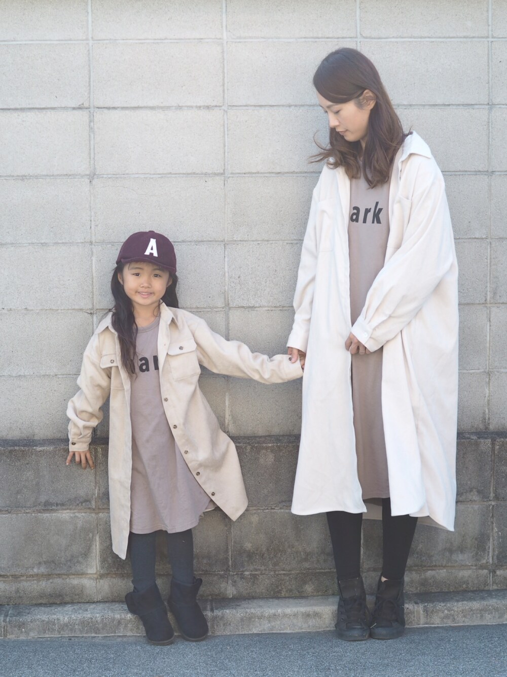 「やっぱりストリートが好き、おやこーで。、親子コーデ、親子でおそろい、親子リンク、リンクコーデ、シャツワンピース、シャツワンピースを羽織る、ナイスクラップアウトレット、ナイスクラップ」｜「MAKE YOUR DAYのウールライク レトロＢキャップ（キャップ、レッド系）」を使った、ゆ＆りさん（キッズ・110cm）の秋コーディネートの1枚目の写真
