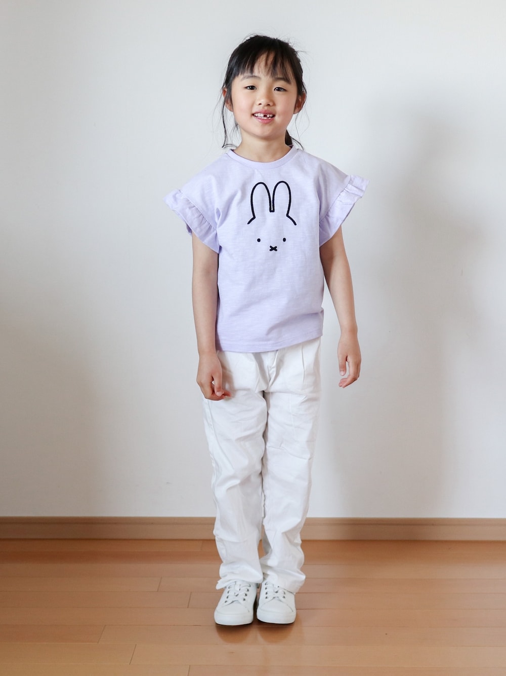 「プレゼント企画、ミッフィー、miffy、ライラック、パープル、白パンツ、キッズコーデ、夏コーデ」｜「Miffyの【JAM＆LINK限定】miffy/ ミッフィー フリル袖Tシャツ（Tシャツ/カットソー、パープル系）」を使った、ゆ＆りさん（キッズ・110cm）の春コーディネートの1枚目の写真
