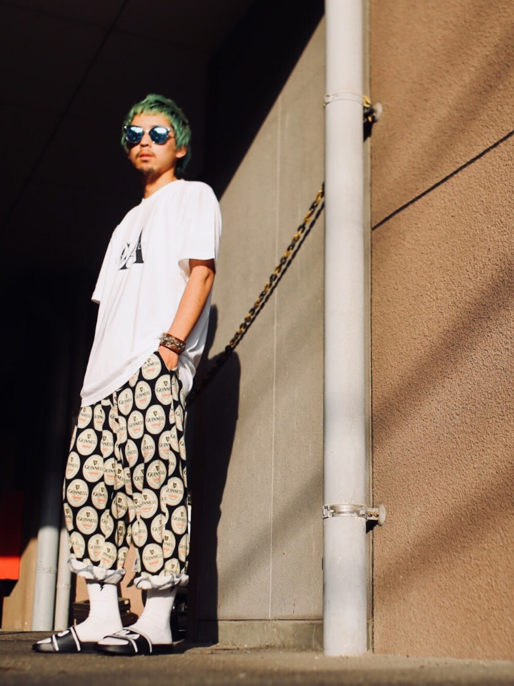 「肌ウーノ、Tシャツ、イージーパンツ、パジャマパンツ、サンダル、サンダルに靴下、ストリート、古着MIX、サングラス、白Tシャツ」｜「Calvin Klein Jeansのアイテム（Tシャツ/カットソー、ホワイト系）」を使った、ぎ LABREA STAFFさん（メンズ・170cm）の春コーディネートの1枚目の写真