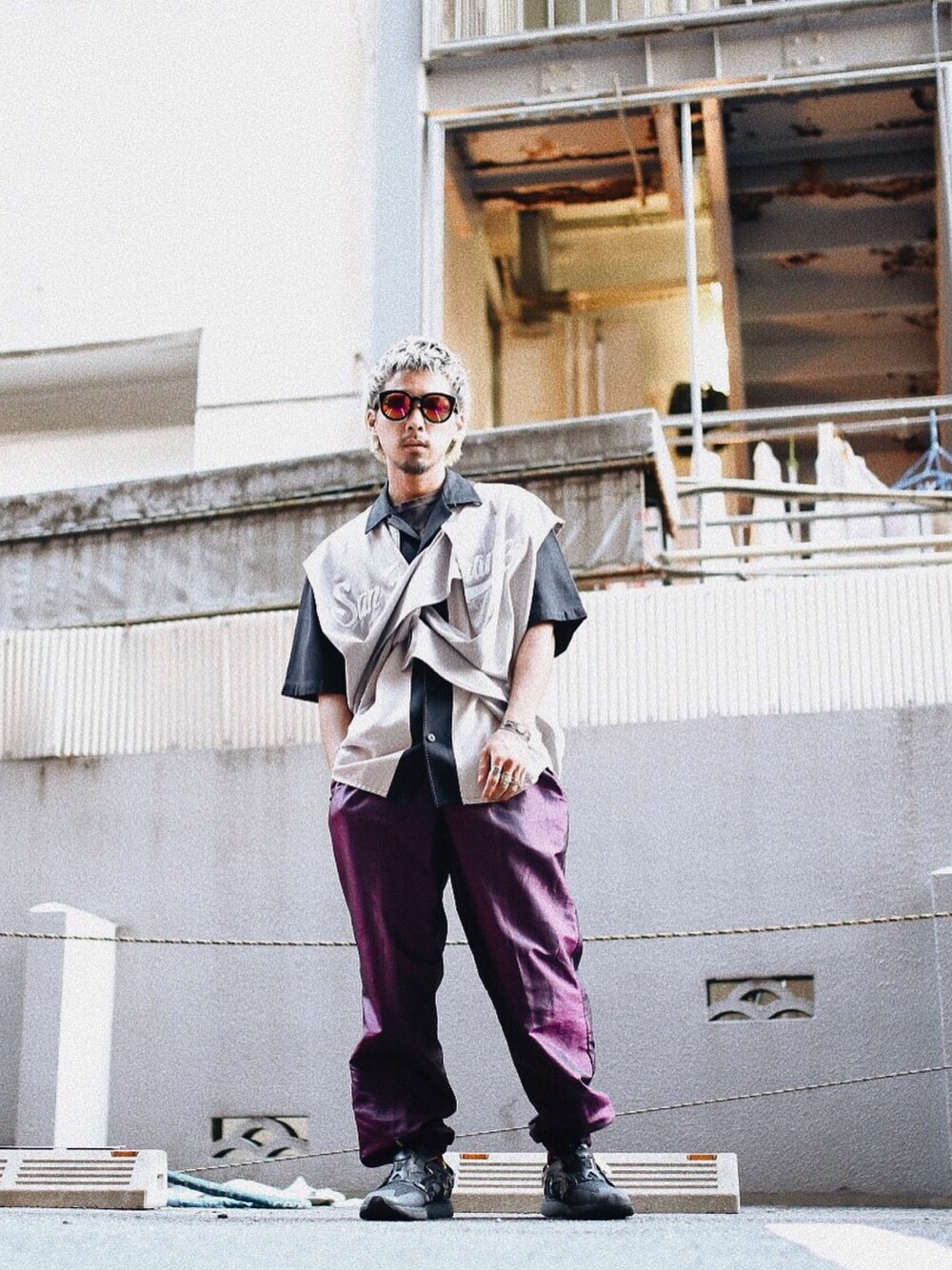 「秋のブラウンスタイル、ベースボールシャツ、ナイロンパンツ、パープルパンツ、ジョガーパンツ、disc blaze、PUMA、ディスクブレイズ、サングラス、カラーパンツ」｜「VINTAGEのアイテム（シャツ/ブラウス、グレー系）」を使った、ぎ LABREA STAFFさん（メンズ・170cm）の秋コーディネートの1枚目の写真