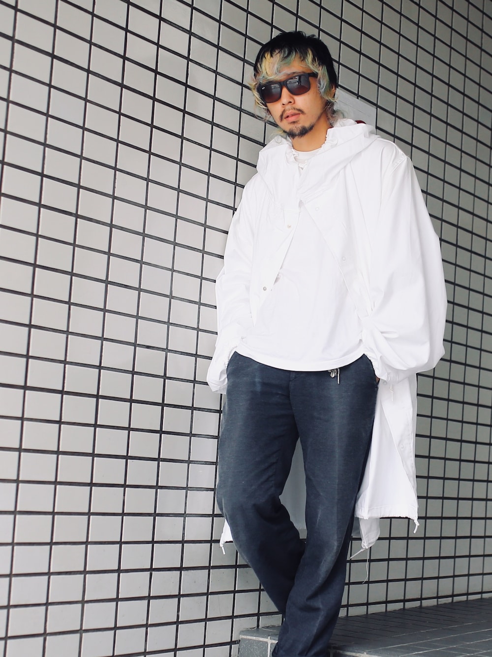 ホワイト系のミリタリージャケット、グレー系のスラックスを着用したメンズの秋コーディネートの1枚目の写真