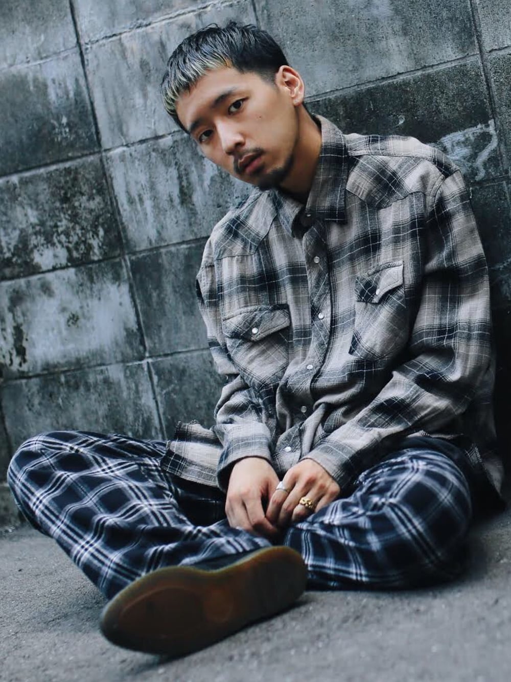 「ラブアンドピース2019、チェックシャツ、チェックパンツ、ブーツ、柄シャツ、柄パンツ、イージーパンツ、ウエスタンシャツ、長袖シャツ、チェック柄シャツ」｜「Wranglerのアイテム（シャツ/ブラウス、グレー系）」を使った、ぎ LABREA STAFFさん（メンズ・170cm）の秋コーディネートの1枚目の写真