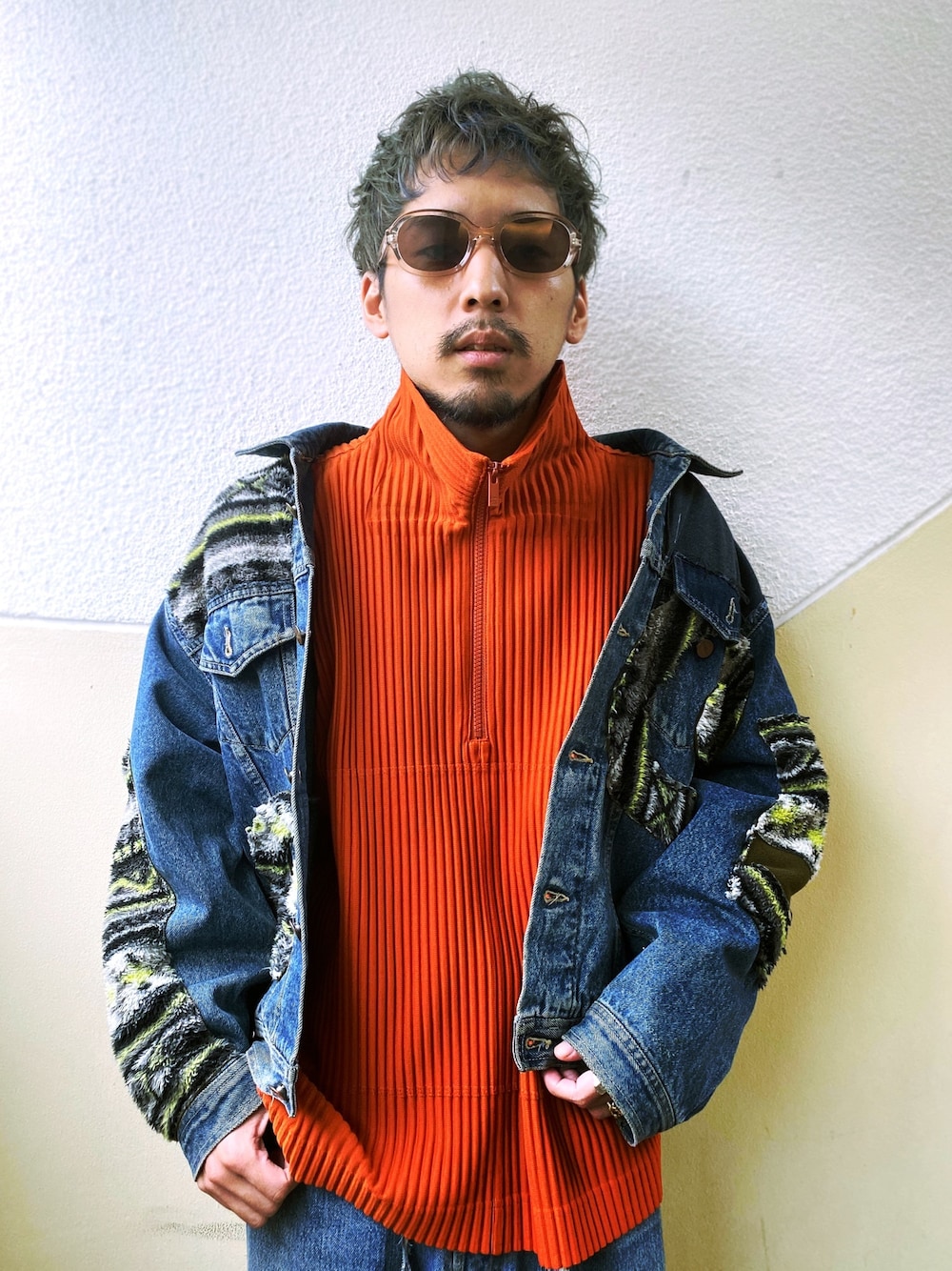 オレンジ系のスウェット、ブルー系のデニムジャケットを着用したメンズの冬コーディネートの1枚目の写真