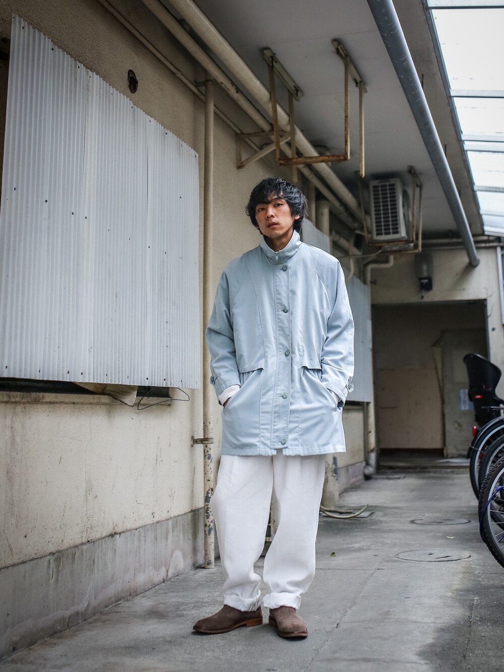 「おうちファッション、ナイロンコート、パステルカラー、シンプル、白パンツ、サイドゴアブーツ、レザーブーツ、カラーコート、ワイドパンツ、ハイネック」｜「VINTAGEのアイテム（ナイロンジャケット、ブルー系）」を使った、ぎ LABREA STAFFさん（メンズ・170cm）の春コーディネートの1枚目の写真