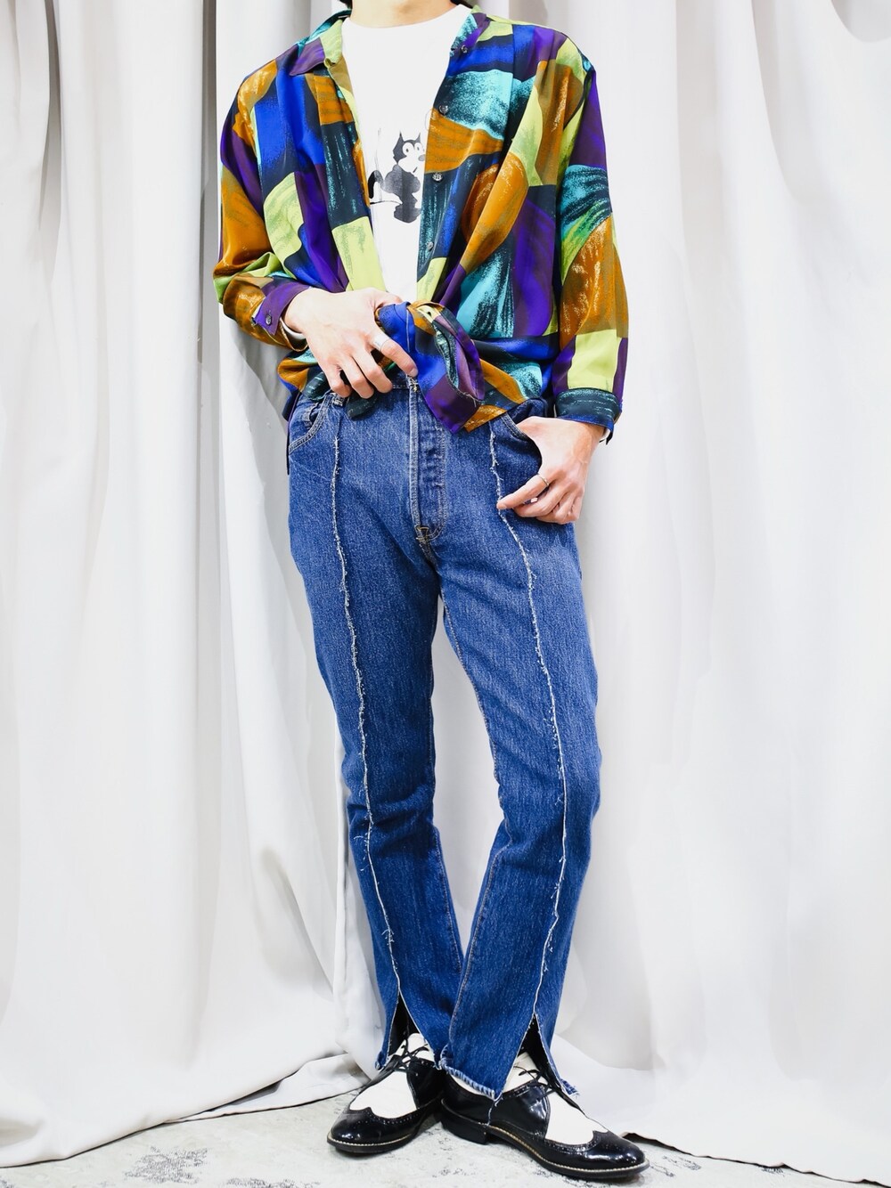 「柄シャツ、デニム、デニムパンツ、フレアパンツ、フレアデニム、ロンT、レザーシューズ、ドレスシューズ、スキニーデニム、春コーデ」｜「VINTAGEのアイテム（シャツ/ブラウス、その他）」を使った、ぎ LABREA STAFFさん（メンズ・170cm）の春コーディネートの1枚目の写真