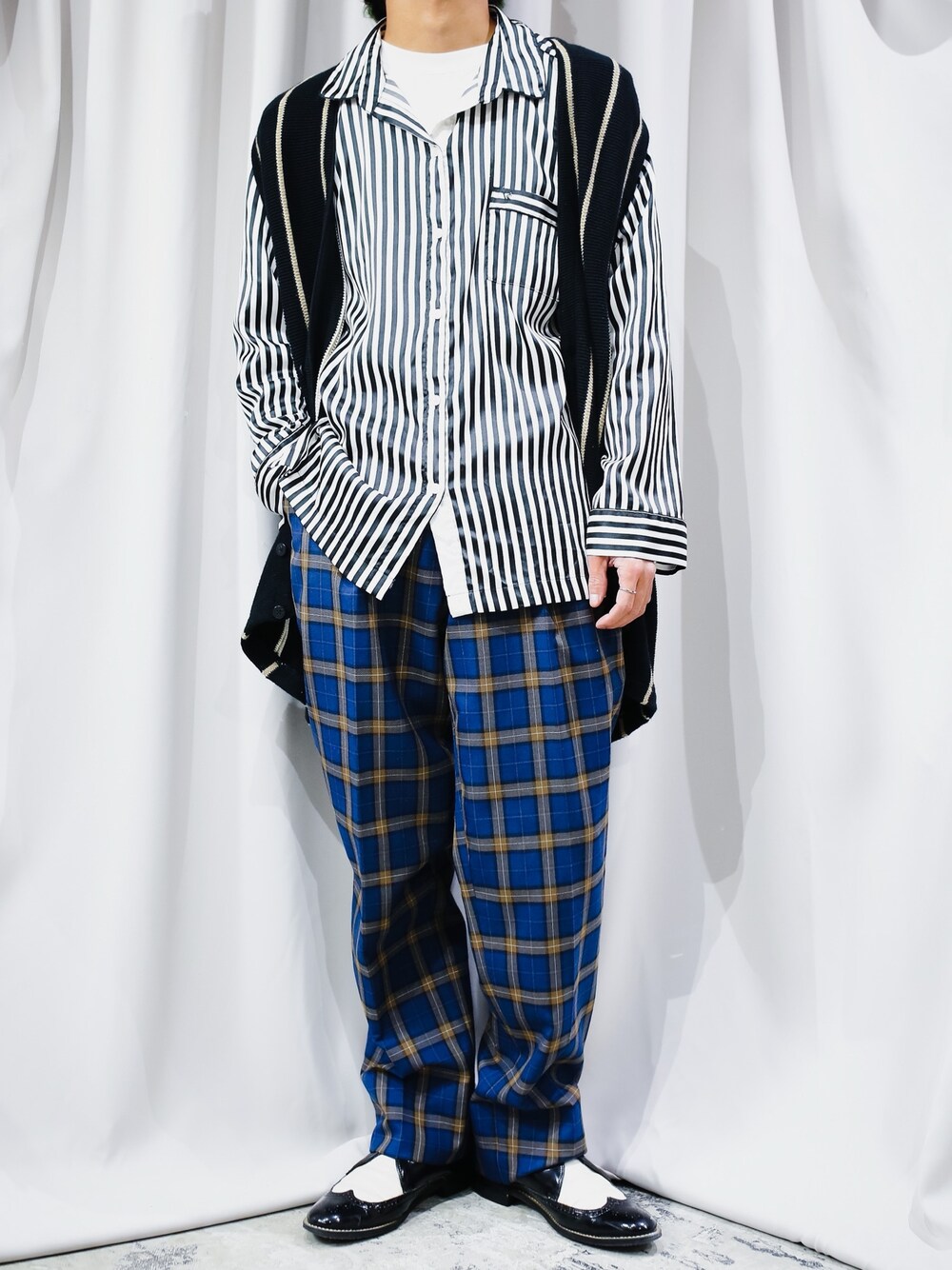 「ストライプシャツ、ベスト、ニットベスト、ベスト×シャツ、ワイドパンツ、チェックパンツ、ドレスシューズ、レザーシューズ、春コーデ、春」｜「古着のアイテム（シャツ/ブラウス、ホワイト系）」を使った、ぎ LABREA STAFFさん（メンズ・170cm）の春コーディネートの1枚目の写真