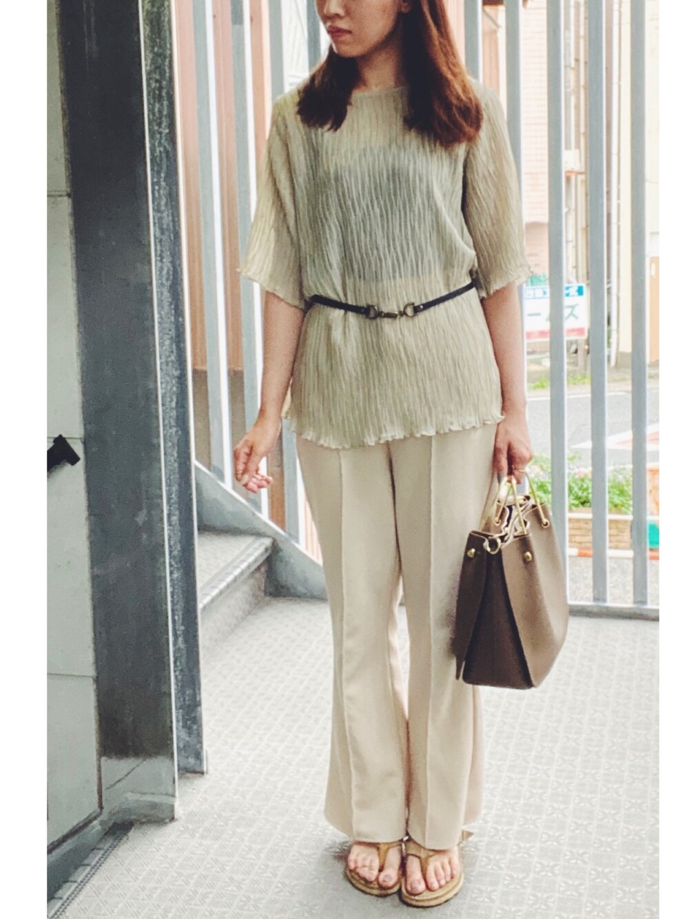 グリーン系のシャツ/ブラウス、ホワイト系のスラックス、ベージュ系のサンダルを着用したレディースの夏コーディネートの1枚目の写真