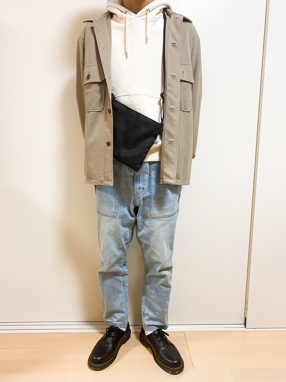 「ユニクロ、デニムパンツ、革靴、パーカー、ペールトーン、シンプル、コロナに負けない」｜「FREAK'S STOREのアイテム（デニムパンツ、ブルー系）」を使った、たあさん（メンズ・178cm）の春コーディネートの1枚目の写真