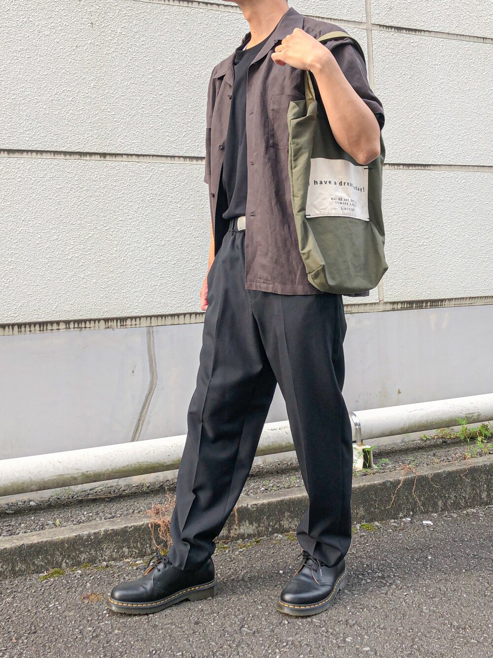 グレー系のシャツ/ブラウス、ブラック系のTシャツ/カットソー、ブラック系のその他パンツを着用したメンズの春コーディネートの1枚目の写真