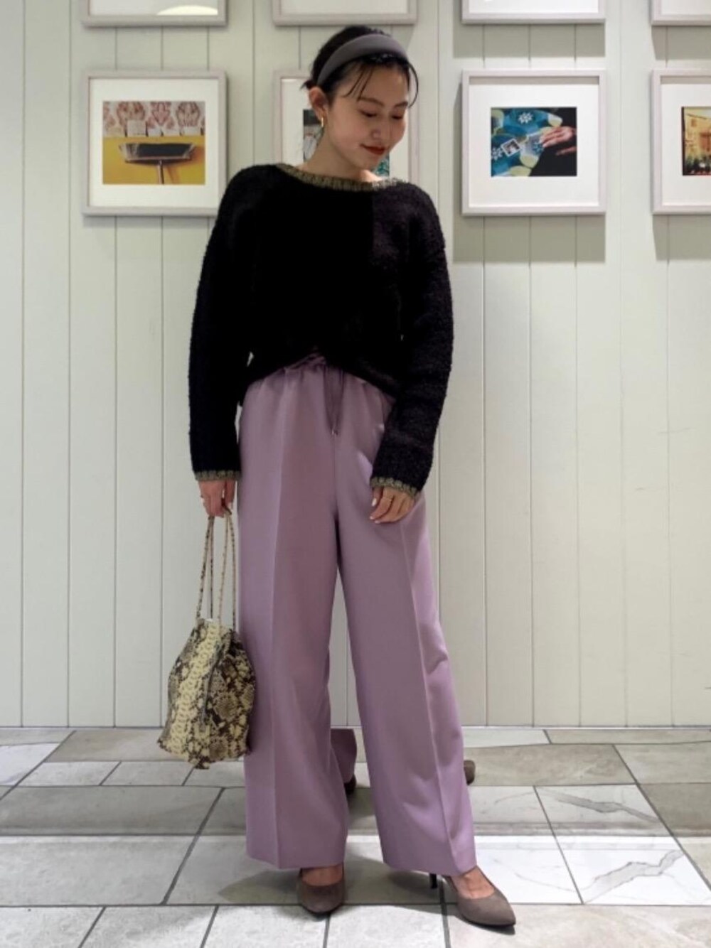 ベージュ系のパンプス、ピンク系のその他パンツ、ブラウン系のニット/セーターを着用したレディースの冬コーディネートの1枚目の写真