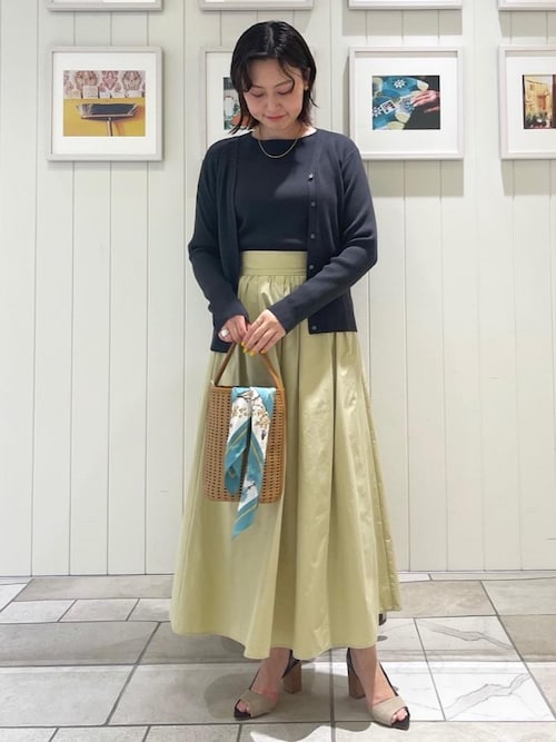 スカーフ×淡色スカートのレディースきれいめコーデ