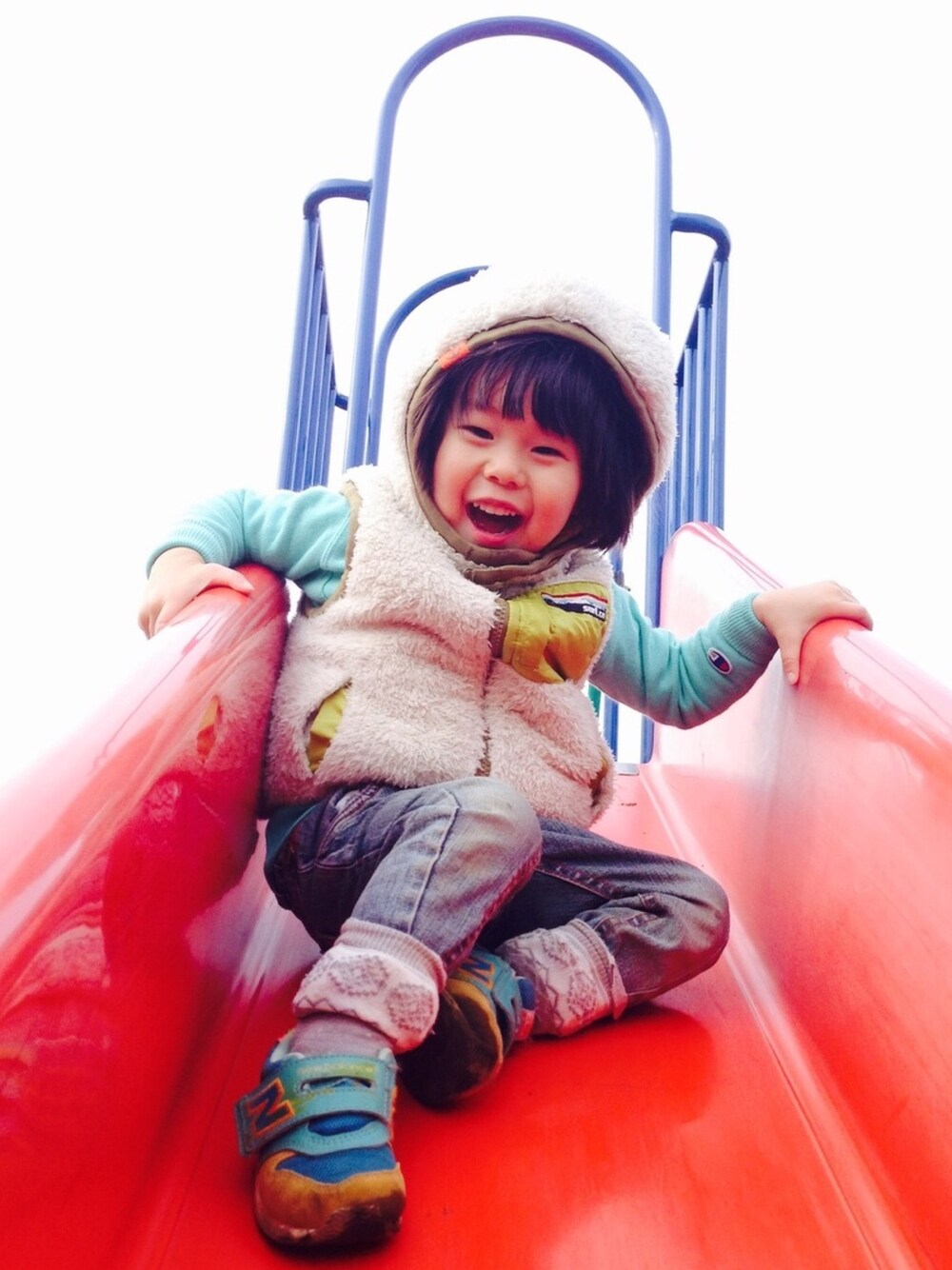 ブルー系のスニーカー、ブルー系のスウェットを着用したキッズの春コーディネートの1枚目の写真