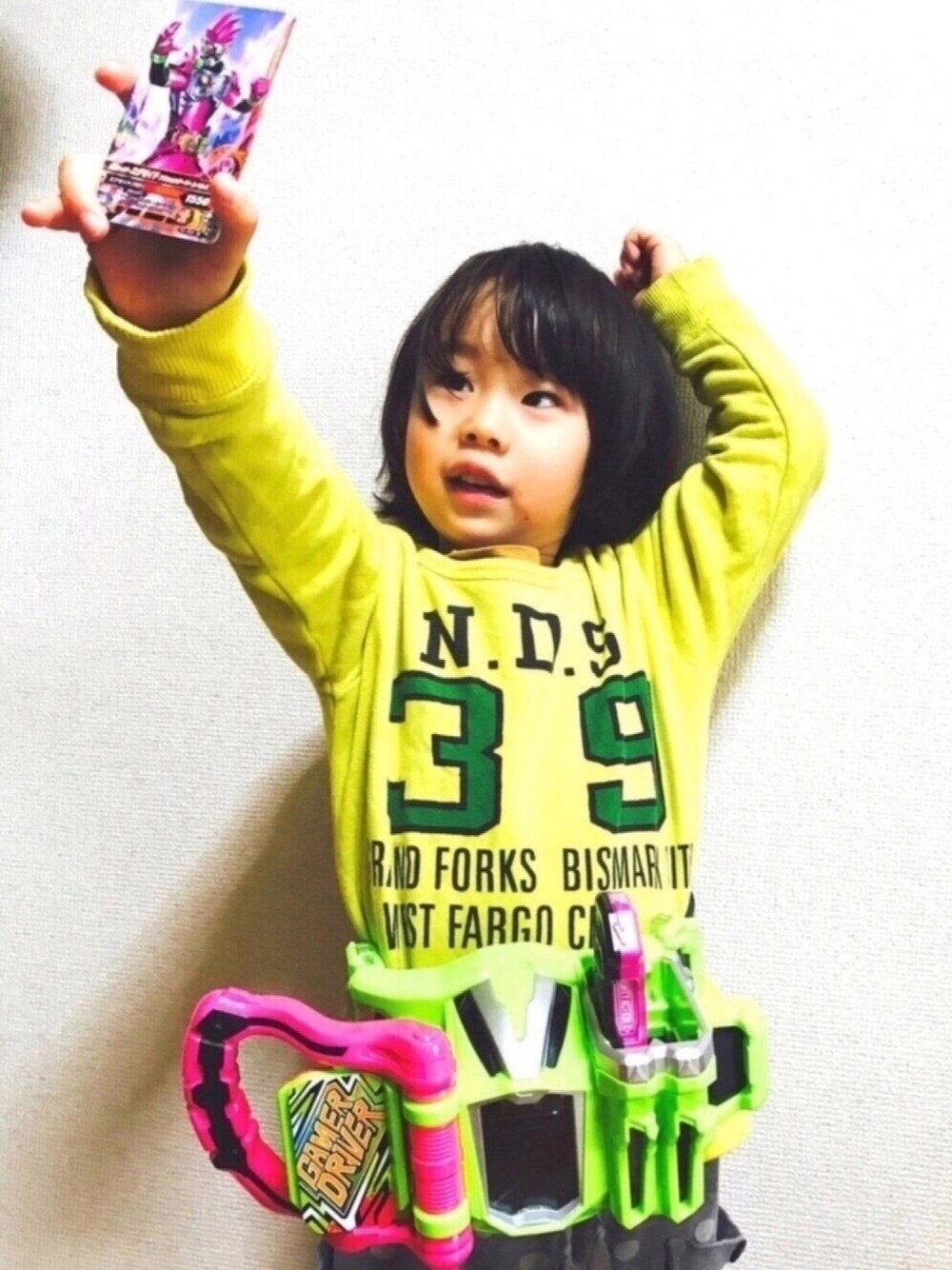 「ベルイエロー、キッズファッション、男の子、仮面ライダー部、エグゼイド、変身ベルト、黄色、イエロー、スウェット、おとこのこ、美女と野獣キャンペーン」｜「仮面ライダーエグゼイドのアイテム（おもちゃ、ピンク系）」を使った、Tsumugiさん（キッズ・100cm）の春コーディネートの1枚目の写真
