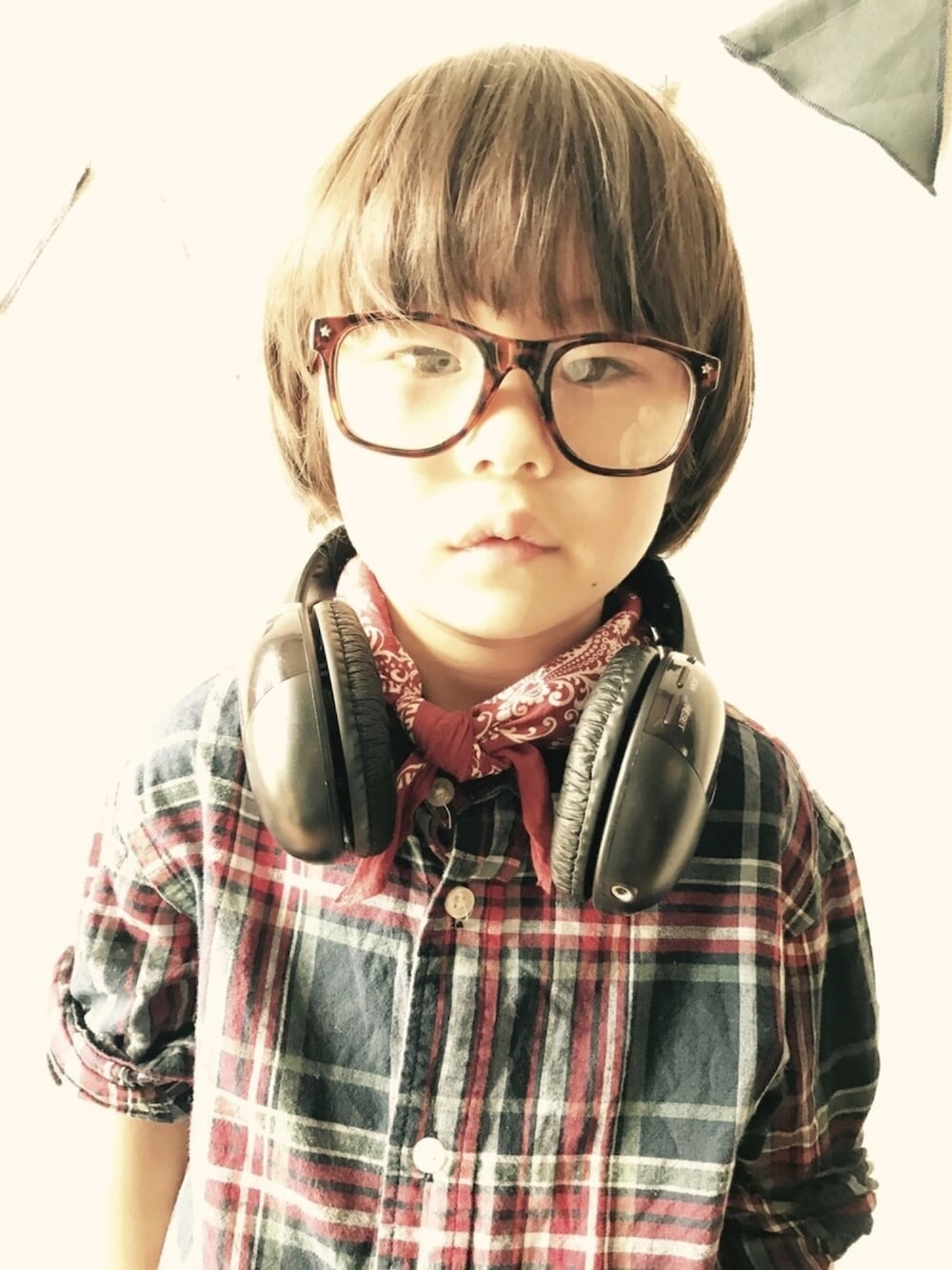 「お前、ヘッドフォンしただけで、DJとかゆってんなよ、DJナメんなよ、なめねこ、キッズコーデ、アメカジ、ヘッドフォン、DJ」｜「⚠️ガラクタヘッドフォンをお楽しみくださいのアイテム（レコード、ブラック系）」を使った、Tsumugiさん（キッズ・100cm）の夏コーディネートの1枚目の写真