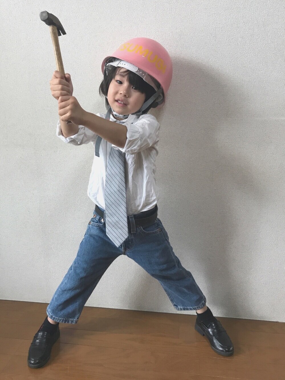 ブルー系のデニムパンツ、ピンク系の帽子、ピンク系の帽子を着用したキッズの夏コーディネートの1枚目の写真