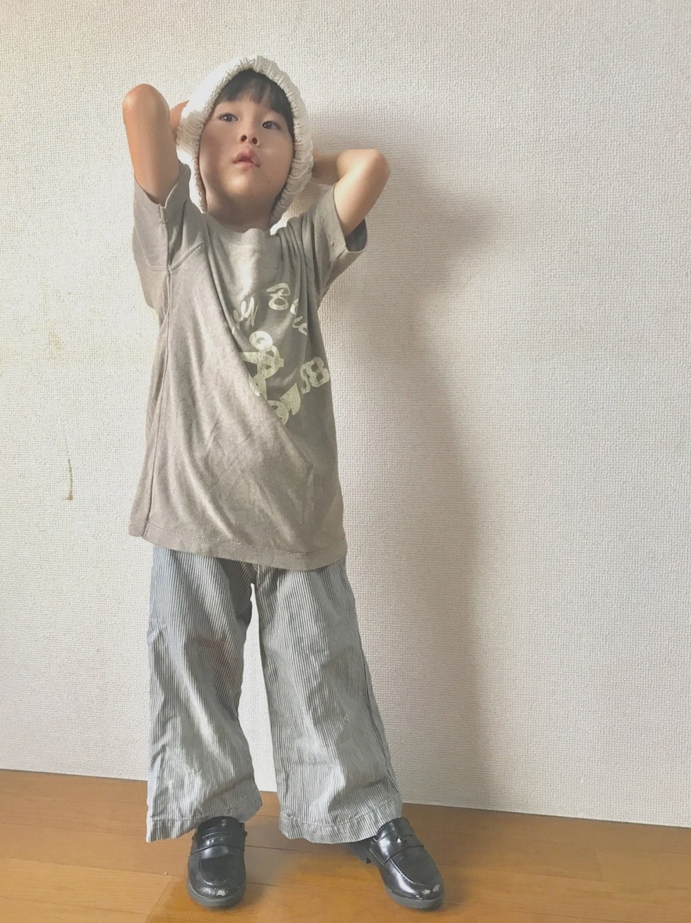 「反町隆史、DEDEMOUSE、キッズコーデ、ニット帽、Tシャツ、ワイドパンツ、ヒッコリー、ローファー」｜「白ずきんちゃんのアイテム（ブラジャー、ホワイト系）」を使った、Tsumugiさん（キッズ・100cm）の夏コーディネートの1枚目の写真