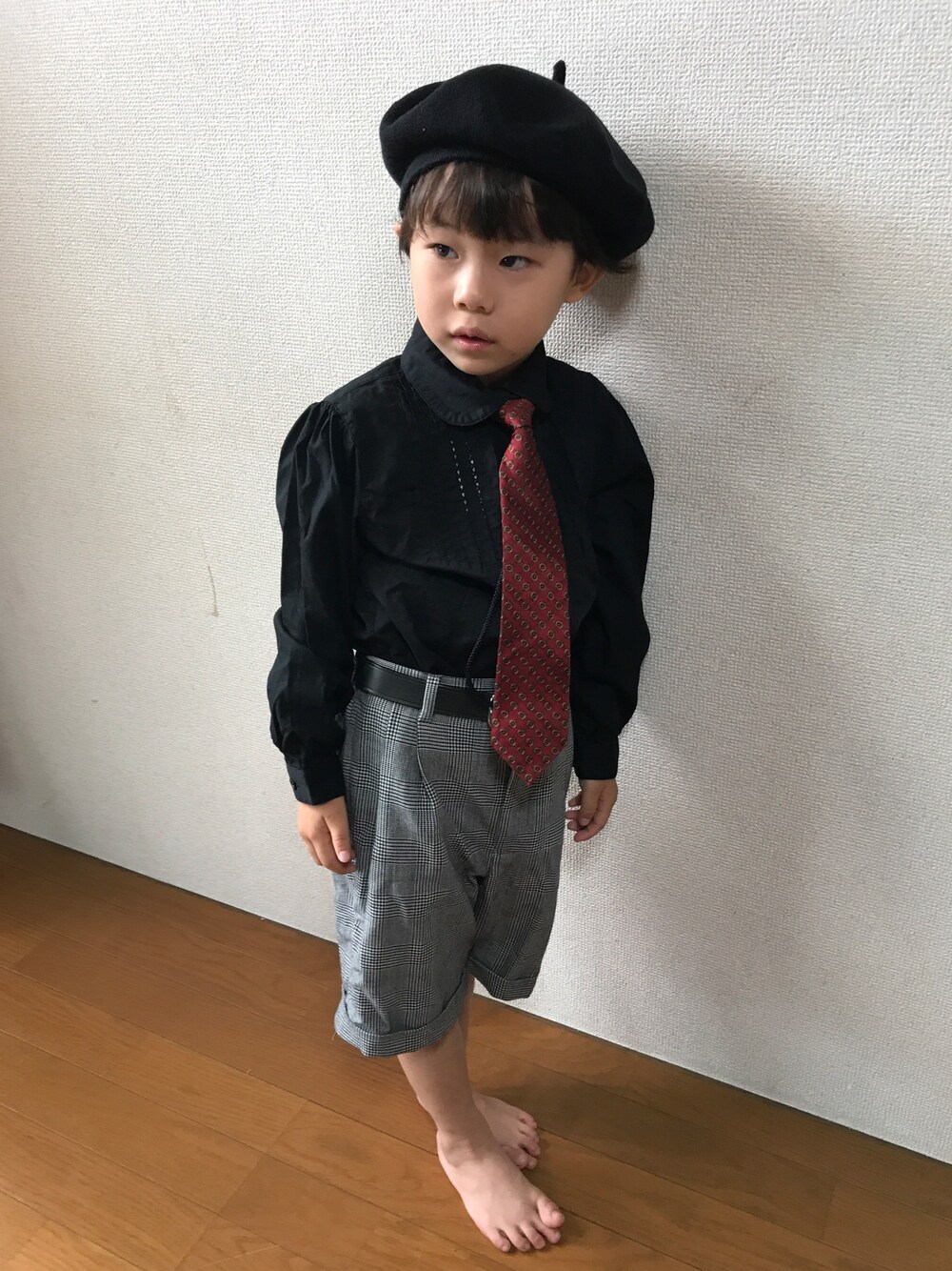 「五木ひろし、狂わせベレー、キッズコーデ、黒シャツ、男の子、ベレー帽、ベレー帽×メガネ、ネクタイ」｜「3coinsのアイテム（ハンチング/ベレー帽、ブラック系）」を使った、Tsumugiさん（キッズ・100cm）の夏コーディネートの1枚目の写真