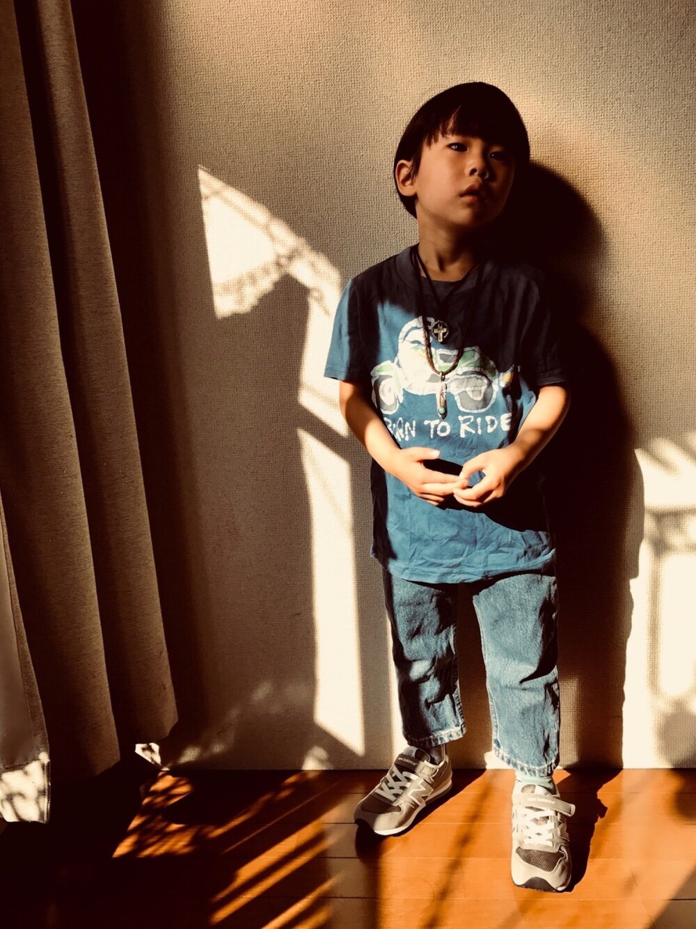 「キッズコーデ、アメカジ、Tシャツ、デニム、Levi's、501、ニューバランス、スニーカー、生活感」｜「USA製Tシャツのアイテム（Tシャツ/カットソー、ブルー系）」を使った、Tsumugiさん（キッズ・100cm）の秋コーディネートの1枚目の写真