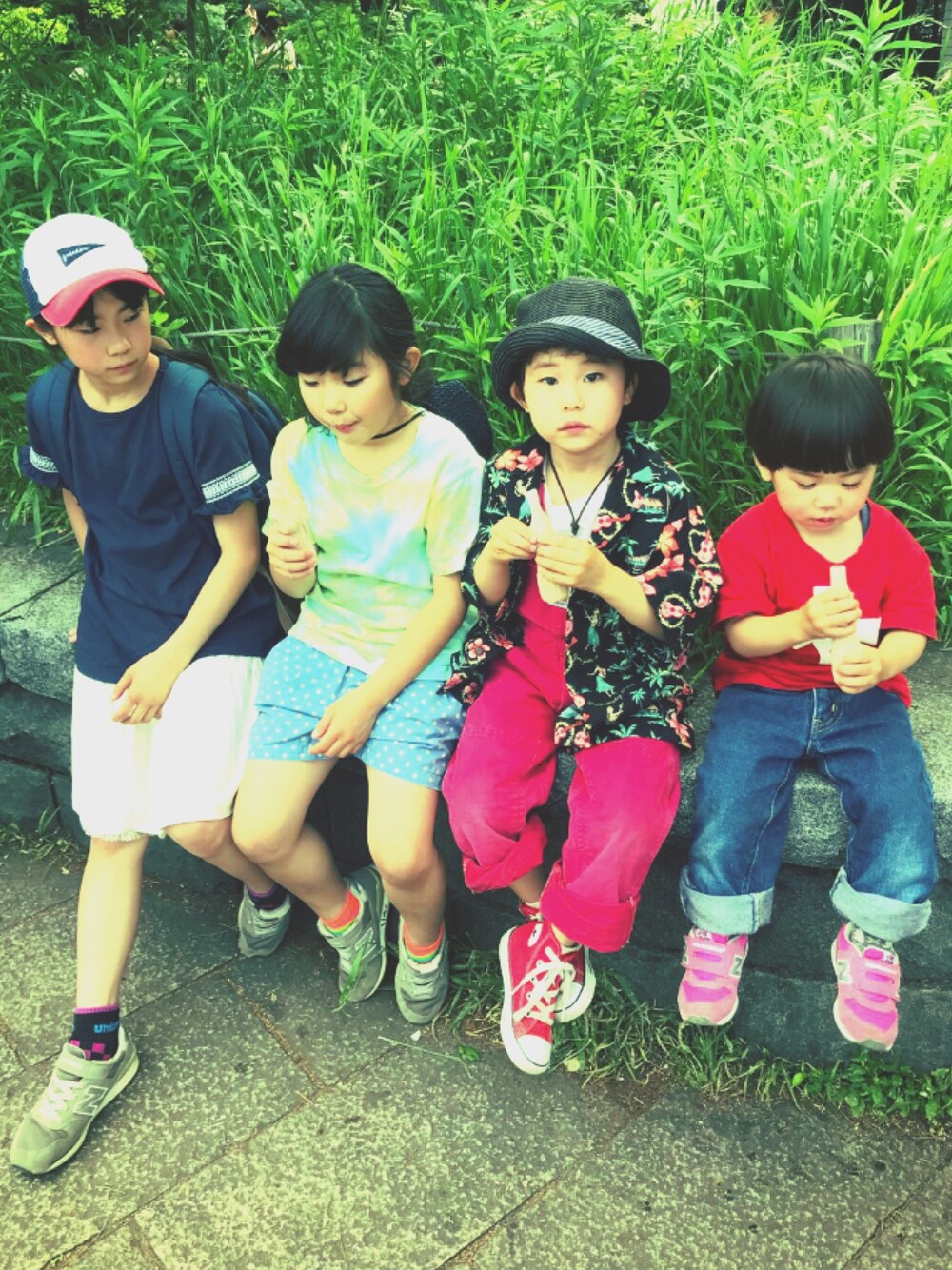 「井の頭公園、アロハシャツ、オーバーオール、コンバース、ニューバランス」｜「井の頭公園のアイテム（ブラジャー、その他）」を使った、Tsumugiさん（キッズ・100cm）の春コーディネートの1枚目の写真