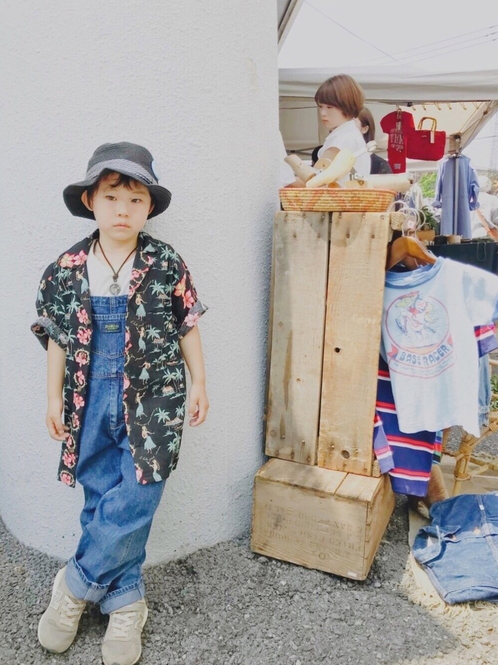 「きれいなお姉さん、知らない人、東京蚤の市、ハット、アロハシャツ、オーバーオール、デニム、スニーカー、ニューバランス、アロハ部2018」｜「😧←この顔のアイテム（その他、その他）」を使った、Tsumugiさん（キッズ・110cm）の春コーディネートの1枚目の写真