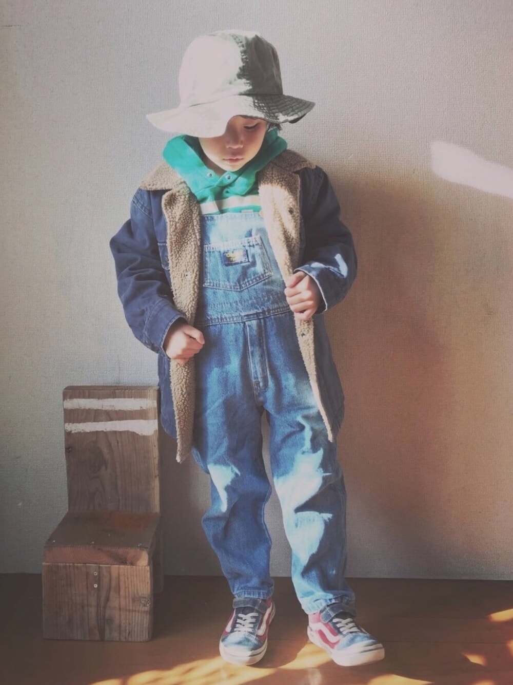 「デニム、オーバーオール、サロペット、ハット、VANS、GAP、DENIM DUNGAREE」｜「DENIM DUNGAREEのアイテム（ハット、グリーン系）」を使った、Tsumugiさん（キッズ・120cm）の冬コーディネートの1枚目の写真