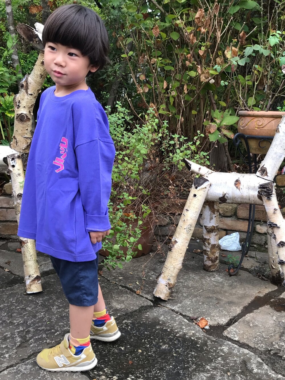 「マーキーズ、New Balance、スニーカー、ロンT、アメカジ、パピ、吉祥寺、から、自由が丘、に異動します」｜「ゴジラ×マーキーズのアイテム（Tシャツ/カットソー、パープル系）」を使った、Tsumugiさん（キッズ・110cm）の秋コーディネートの1枚目の写真