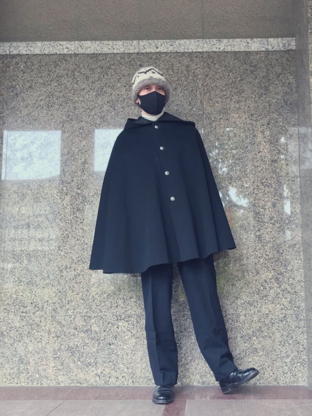 「43年前のヒト」｜「アンティークのアイテム（ポンチョ、ブラック系）」を使った、Tsumugiさん（メンズ・171cm）の冬コーディネートの1枚目の写真