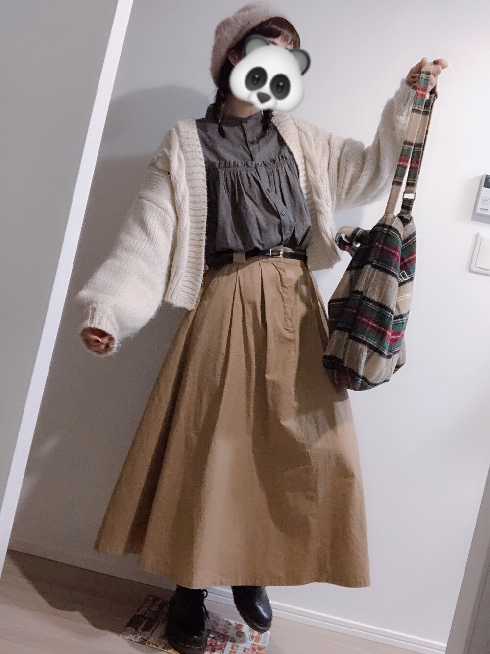 ベージュ系のスカート、グレー系のシャツ/ブラウス、ブラウン系のトートバッグを着用したレディースの冬コーディネートの1枚目の写真