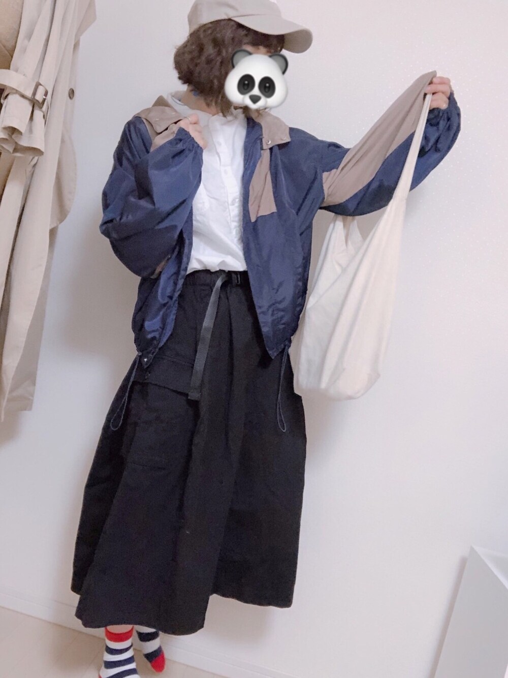 「春コーデ、春夏コーデ、シンプル、黒、ショートヘア、スニーカー、いちご、ロングスカート、キャップ」｜「IN THE MARKETの【in the Market /インザマーケット】パネルロングワークスカート 124231（スカート、ブラック系）」を使った、お豆さん（レディース・168cm）の春コーディネートの1枚目の写真