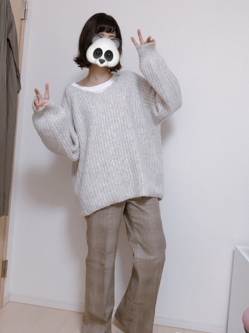 「ベージュ、きれいめカジュアル、ニットコーデ、ショートヘア、もこもこ、休日スタイル、パンツスタイル、冬コーデ、ゆるコーデ、冬」｜「mysticのメランジウール混プルオーバー（ニット/セーター、ホワイト系）」を使った、お豆さん（レディース・168cm）の秋コーディネートの1枚目の写真