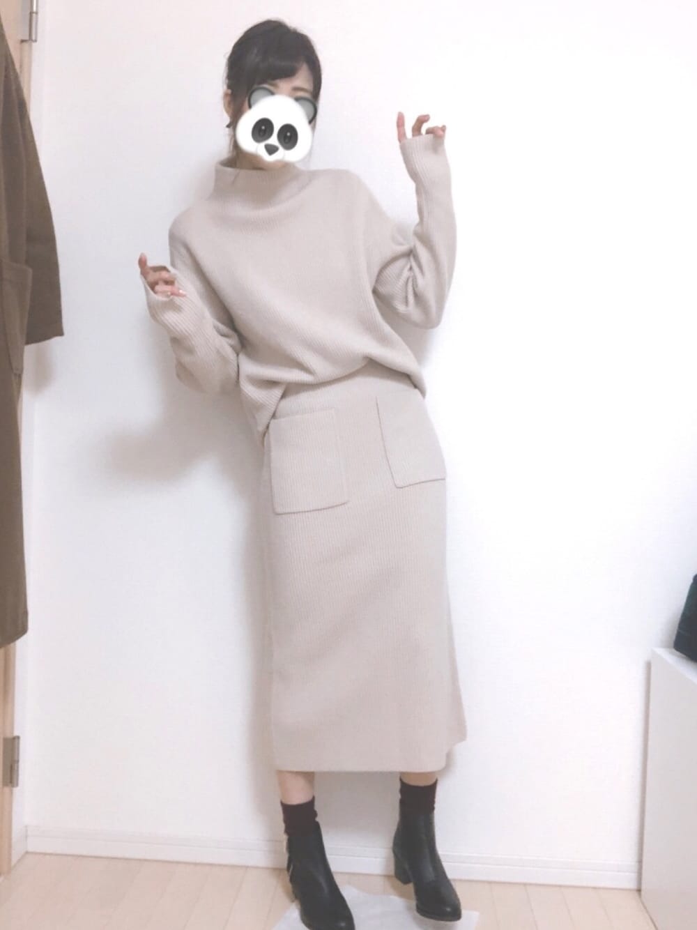 「ベージュ、セットアップ、ストレート、冬コーデ、キレイめ、スカートスタイル、ニット、あざとい、シンプル」｜「Mila Owenのアイテム（セットアップ、ベージュ系）」を使った、お豆さん（レディース・168cm）の冬コーディネートの1枚目の写真