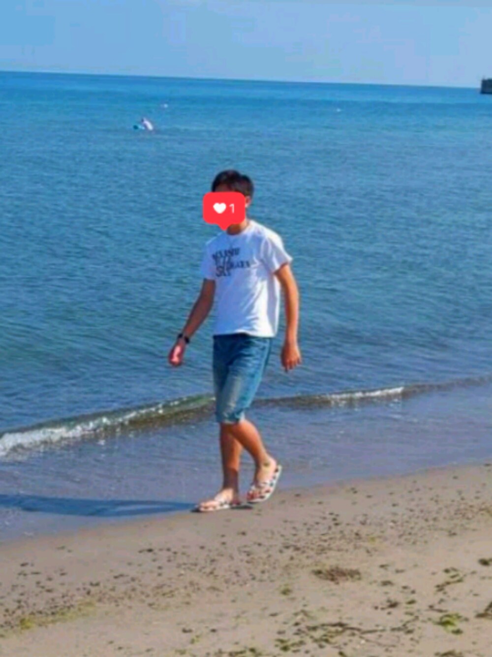 「夏、海、シンプル、Tシャツ、summer」｜「Handmadeのアイテム（デニムパンツ、ブルー系）」を使った、yuzuki   さん（メンズ・174cm）の夏コーディネートの1枚目の写真