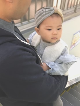 「stample（スタンプル）のアイテム（ヘアアクセサリー）」を使った、eieieiさん（キッズ・70cm）の秋コーディネート