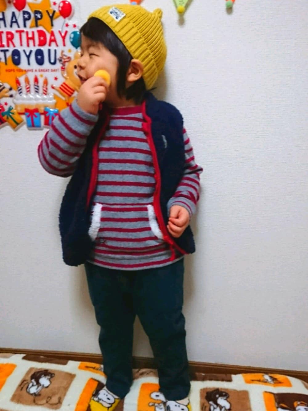 「ニット帽、カジュアルコーデ、ボーダートップス、キッズコーデ、キッズファッション、男の子コーデ、シューラルー、プチプラ、保育園コーデ、3歳」｜「SHOO・LA・RUEの裏起毛パイルボーダーカットソー（Tシャツ/カットソー、ピンク系）」を使った、ゆずやさん（メンズ・100cm）の冬コーディネートの1枚目の写真