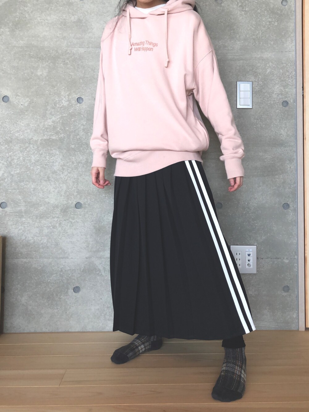 「UNIQLOのRISE AGAIN BY VERDY スウェットプルパーカ（長袖）（パーカー、ピンク系）」を使った、ferisiaさん（レディース・153cm）の秋コーディネートの1枚目の写真