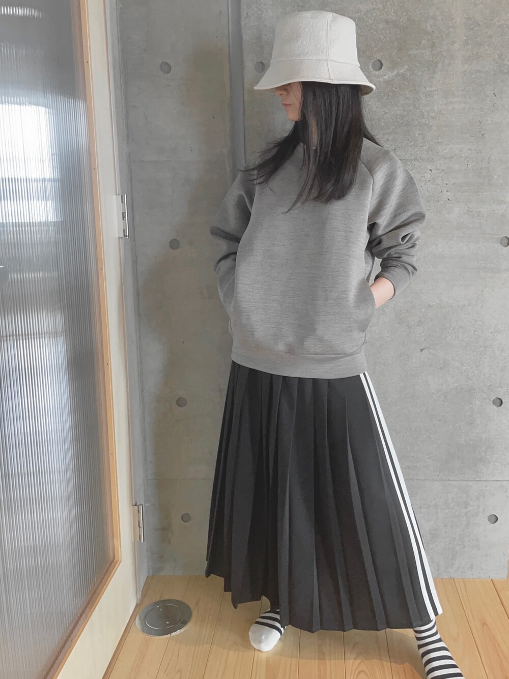 「バケットハット、モノトーン、スウェット、IamI、ユニクロ」｜「UNIQLOのアイテム（スウェット、グレー系）」を使った、ferisiaさん（レディース・153cm）の春コーディネートの1枚目の写真