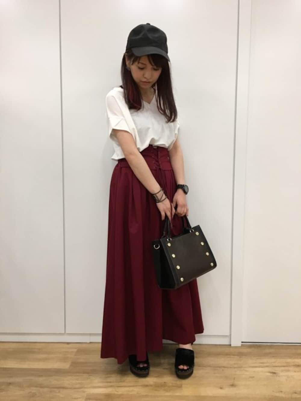 「フレアスカート、クラシカル、ボルドー、JEANASiS、ジーナシス、ロングスカート、ベロア、白Tシャツ、秋先取りコーデ」｜「JEANASISのWフェイスVネックSS/764225（Tシャツ/カットソー、ホワイト系）」を使った、JEANASIS　WEB　chanさん（レディース・152cm）の夏コーディネートの1枚目の写真