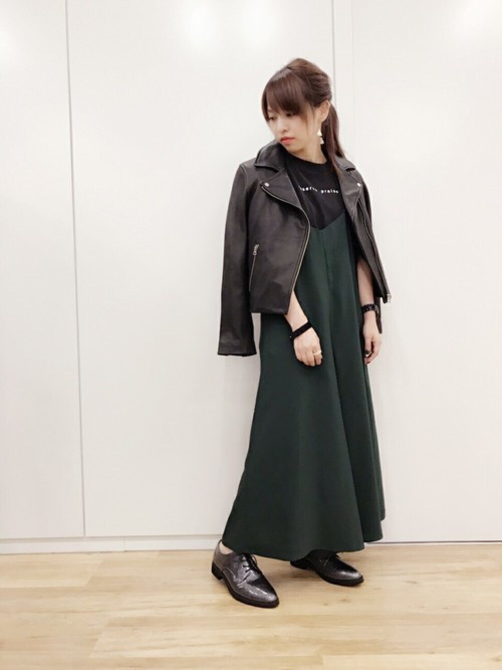 「グリーン、ライダース、サロペット、JEANASiS、ジーナシス、ワイドパンツ、秋コーデ」｜「JEANASISのシンプルロゴBIGTEE/769125（Tシャツ/カットソー、ブラック系）」を使った、JEANASIS　WEB　chanさん（レディース・152cm）の夏コーディネートの1枚目の写真