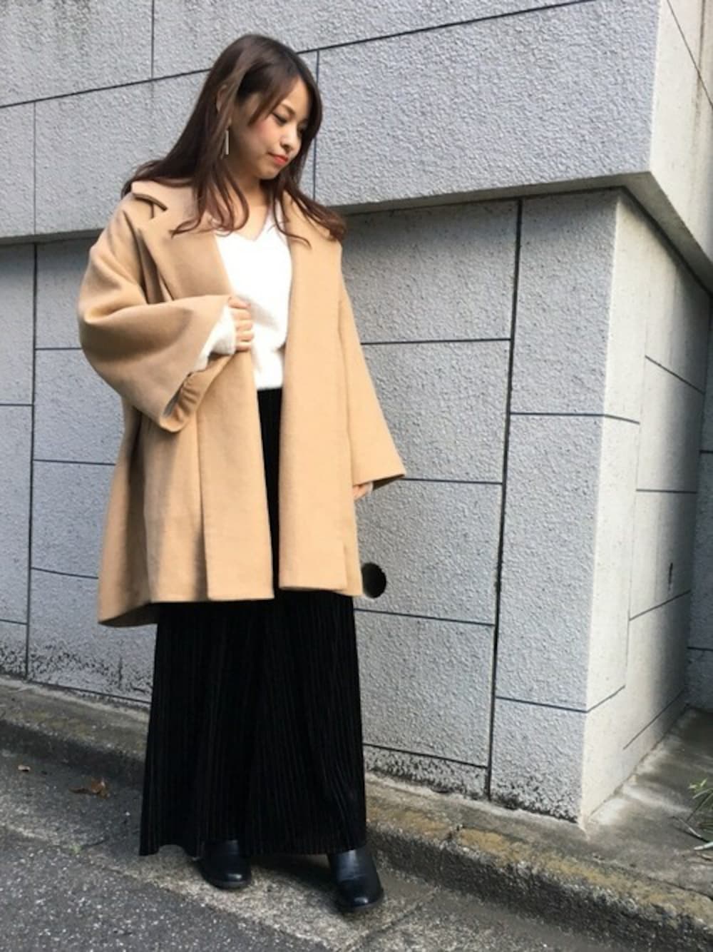 「ビッグシルエット、ベージュ、JEANASiS、ジーナシス、ワイドパンツ、白ニット、ゆるコーデ、ベロアパンツ」｜「JEANASISの【WEB限定】Wフェイスチェスター/770677 （チェスターコート、ベージュ系）」を使った、JEANASIS　WEB　chanさん（レディース・152cm）の秋コーディネートの1枚目の写真