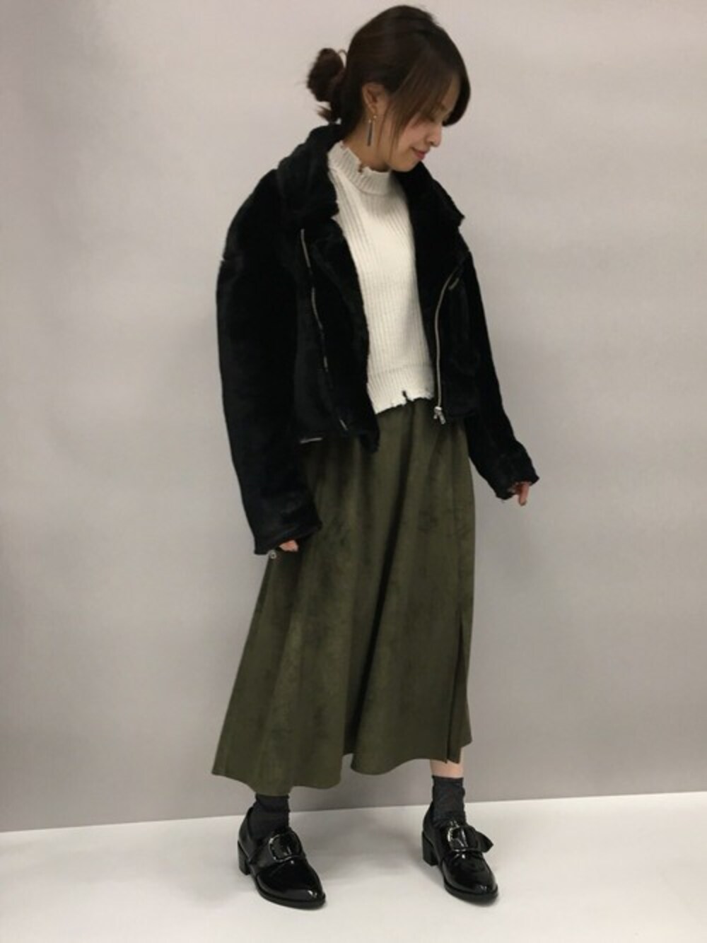 「ファー、フレアスカート、ライダース、ローファー、JEANASiS、スエード、ジーナシス、カーキ」｜「JEANASISの【WEB限定】ファーショートライダース/775965（ライダースジャケット、ブラック系）」を使った、JEANASIS　WEB　chanさん（レディース・152cm）の秋コーディネートの1枚目の写真