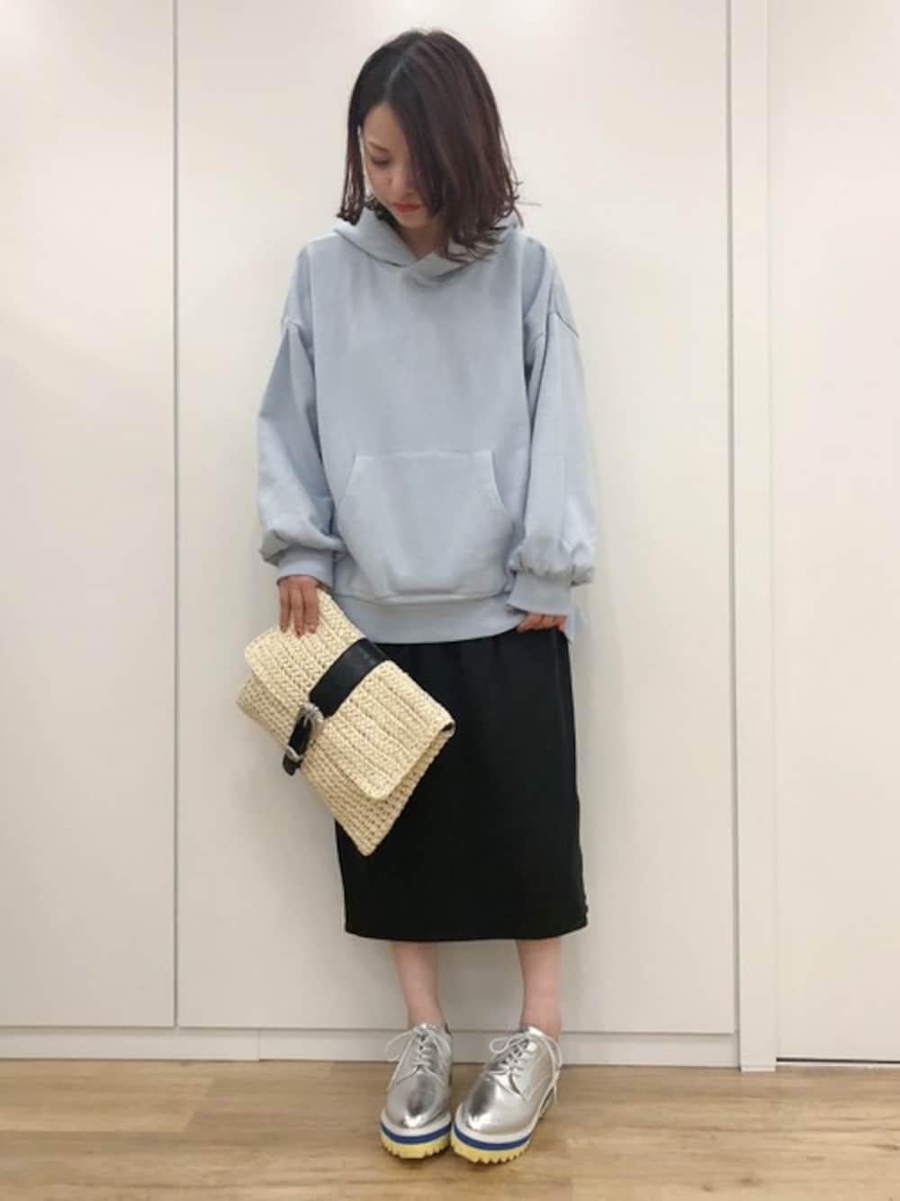「タイトスカート、クラッチバッグ、パーカー、JEANASiS、ジーナシス、春コーデ、シルバーシューズ、ミディ丈スカート」｜「JEANASISの【WEB限定】BIGスリットフーディー/792219（パーカー、ブルー系）」を使った、JEANASIS　WEB　chanさん（レディース・152cm）の冬コーディネートの1枚目の写真