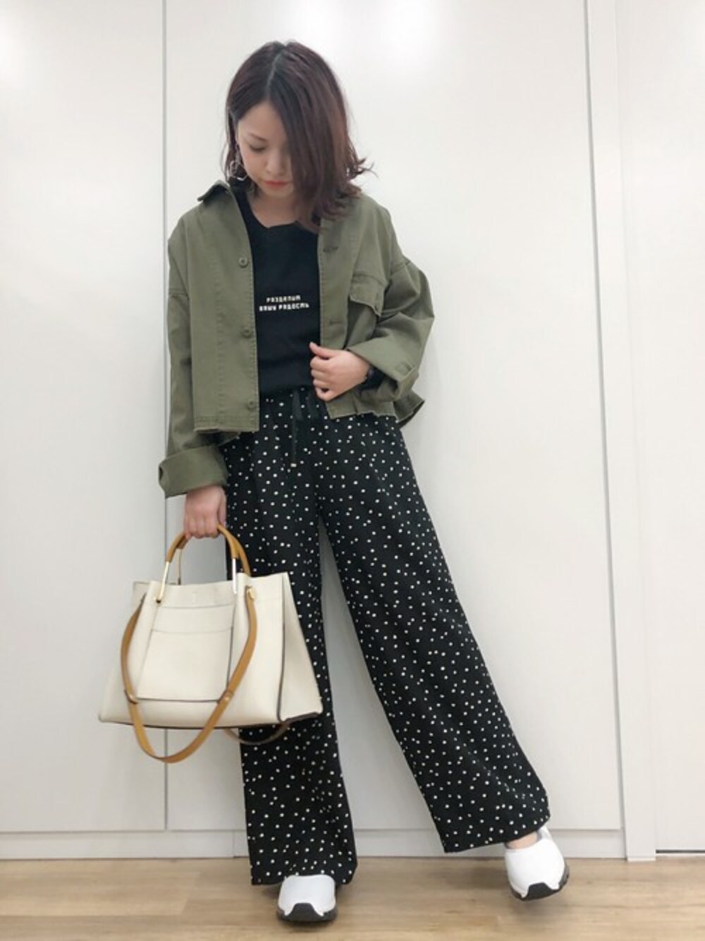 「ドット、JEANASiS、ジーナシス、カーキ、スニーカーコーデ、ミリタリージャケット、ワイドパンツ、春コーデ」｜「JEANASISのミリタリージャケット/786867（ミリタリージャケット、グリーン系）」を使った、JEANASIS　WEB　chanさん（レディース・152cm）の春コーディネートの1枚目の写真
