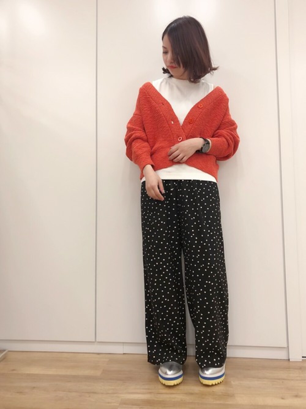 「カーディガン、柄パンツ、ドット、JEANASiS、ジーナシス、オレンジ、ワイドパンツ、春コーデ」｜「JEANASISの5Gスラブショートカーディガン/788382 （カーディガン/ボレロ、オレンジ系）」を使った、JEANASIS　WEB　chanさん（レディース・152cm）の冬コーディネートの1枚目の写真