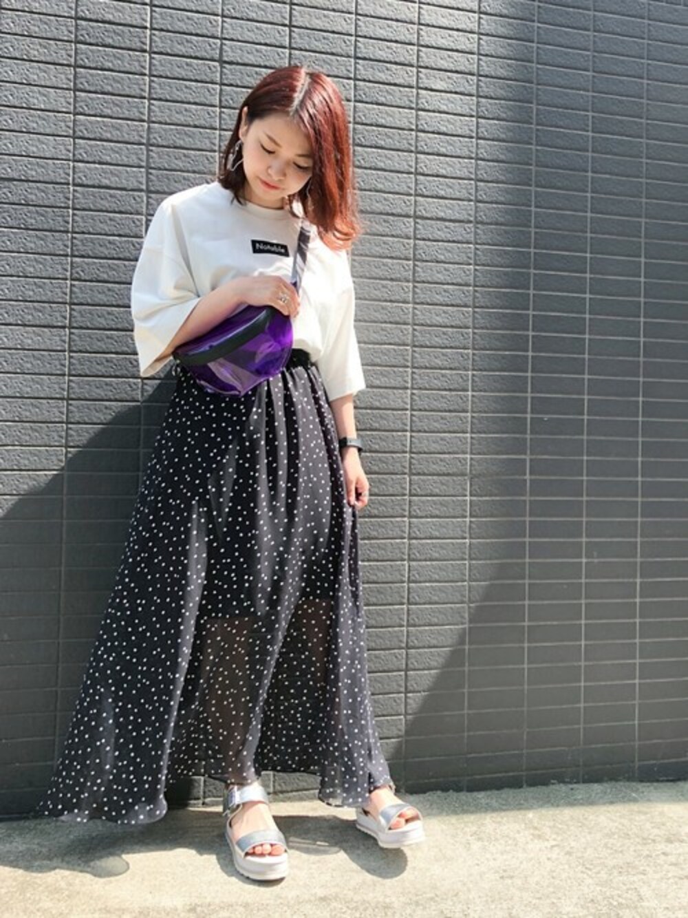 「ロゴT、ドット、JEANASiS、ジーナシス、マキシスカート、夏コーデ、シフォンスカート、ウエストポーチ、厚底サンダル」｜「JEANASISのBOXロゴTEE/785546（Tシャツ/カットソー、ホワイト系）」を使った、JEANASIS　WEB　chanさん（レディース・152cm）の春コーディネートの1枚目の写真