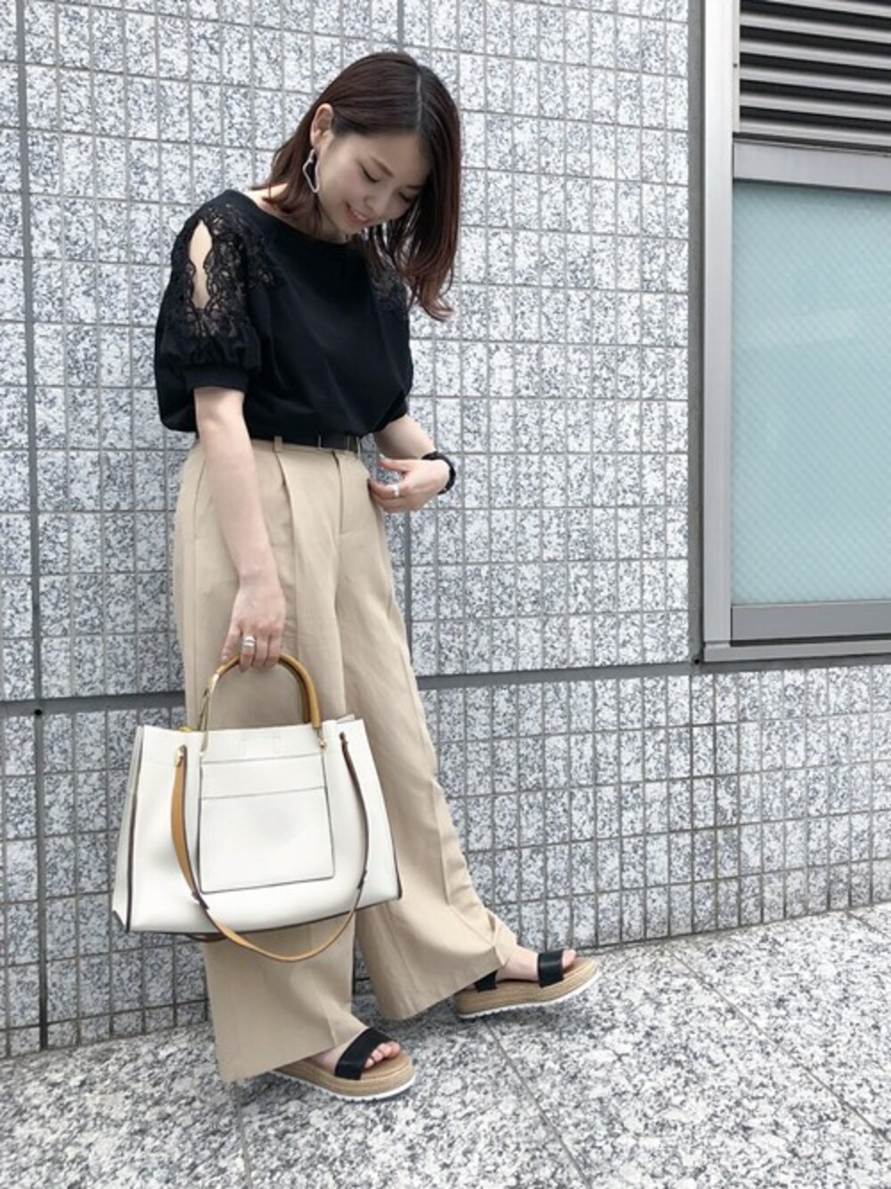 「ベージュ、JEANASiS、ジーナシス、大人カジュアル、ワイドパンツ、夏コーデ、オープンショルダー、厚底サンダル、リネンパンツ、カットワークレース」｜「JEANASISのレースショルダーSS/796572（Tシャツ/カットソー、ブラック系）」を使った、JEANASIS　WEB　chanさん（レディース・152cm）の春コーディネートの1枚目の写真
