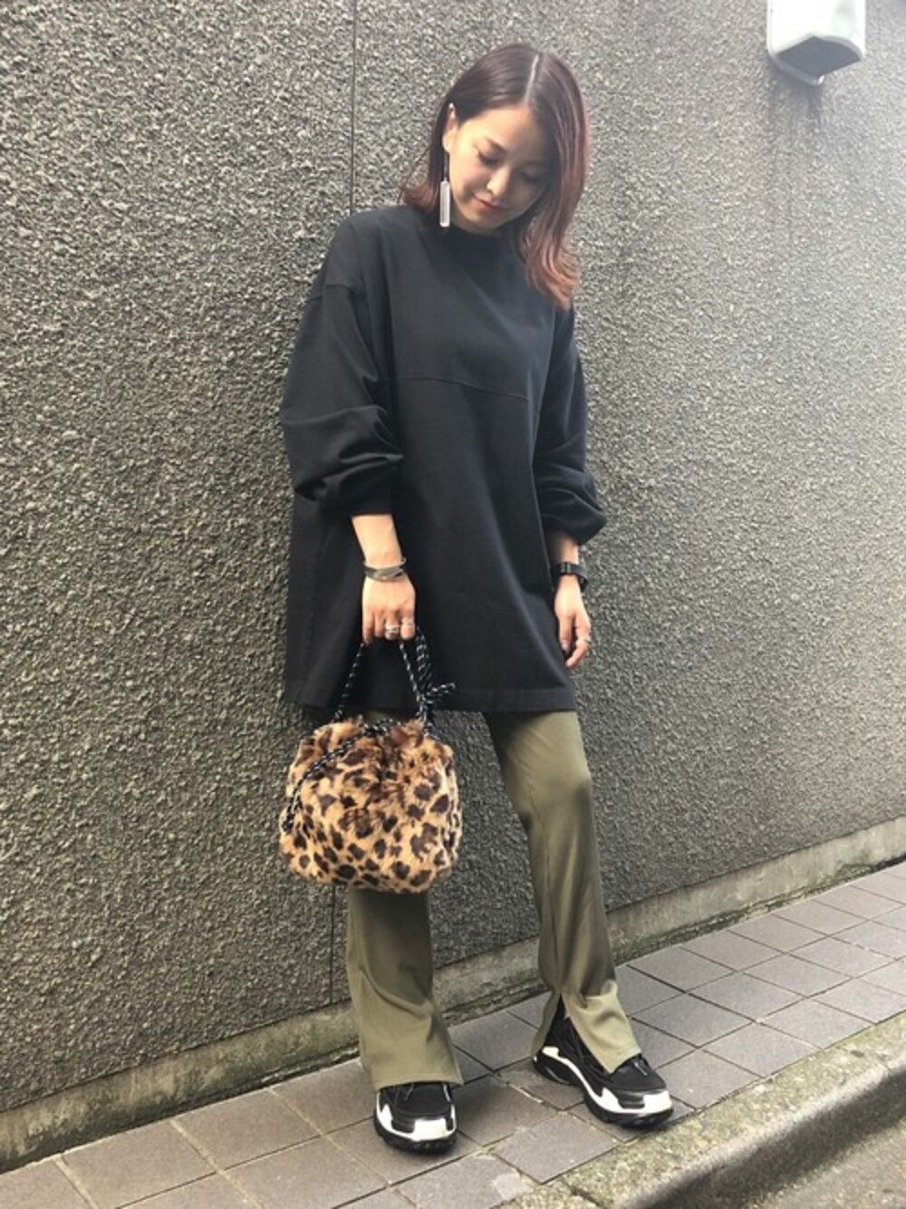 「ビッグシルエット、レオパード、リブパンツ、秋のコーデ、JEANASiS、ジーナシス、カーキ、ファー小物、ビッグT、ダッドスニーカー」｜「JEANASISのキリカエBIGロンT/806975（Tシャツ/カットソー、ブラック系）」を使った、JEANASIS　WEB　chanさん（レディース・152cm）の秋コーディネートの1枚目の写真
